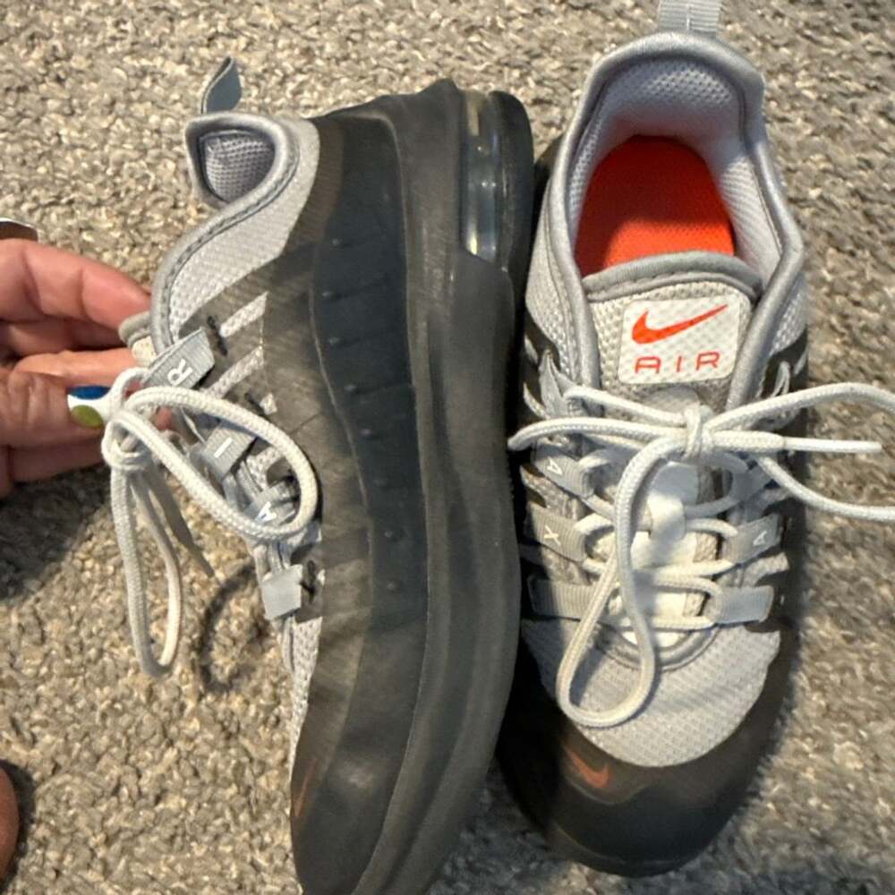 Nike Air Max Axis Size 11.5C Wolf Grey Crimson